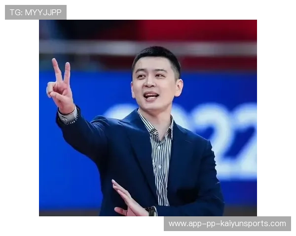 杨鸣签名不断,辽宁启程鞍山热身赛,老将新星齐上阵,杨鸣辽宁教练图片